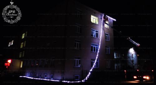 Высотный монтаж гирлянды бахрома на поликлинику Санкт-Петербург